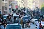 OPTOG Islamisk Stats krigere kører i parade gennem Raqqa i Syrien. Nu forbereder militsen sig ifølge lokale kilder på angreb fra omverdenen. 