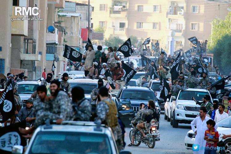 OPTOG Islamisk Stats krigere kører i parade gennem Raqqa i Syrien. Nu forbereder militsen sig ifølge lokale kilder på angreb fra omverdenen. 