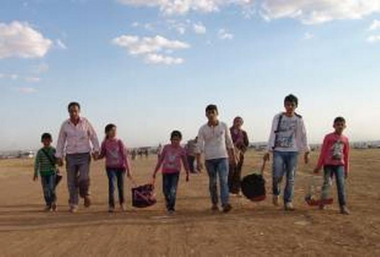 Flugt. »Vores børn har lidt alt for meget. Tag og se på deres ansigter. Vores børn har mange smerter. Selv fuglene er flygtet«, sige Muhiddin Katto, der har taget flugten sammen med sin familie. 