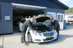 Teamwork. Brødrene Karlskov i Stenløse har gjort en forretning ud af at sætte brugte taxier i stand. Foto: Allan Graubæk 
