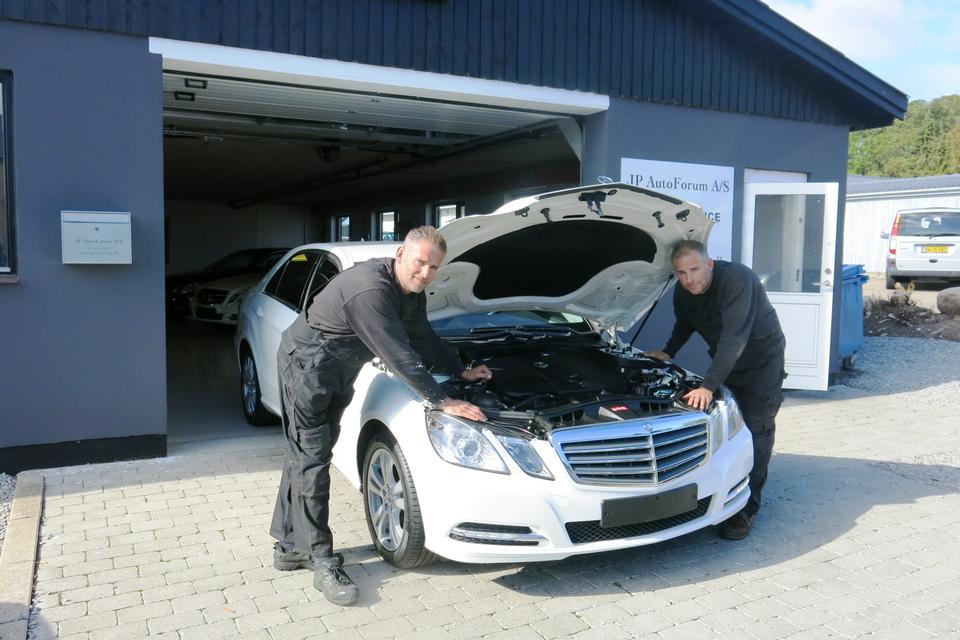 Teamwork. Brødrene Karlskov i Stenløse har gjort en forretning ud af at sætte brugte taxier i stand. Foto: Allan Graubæk 