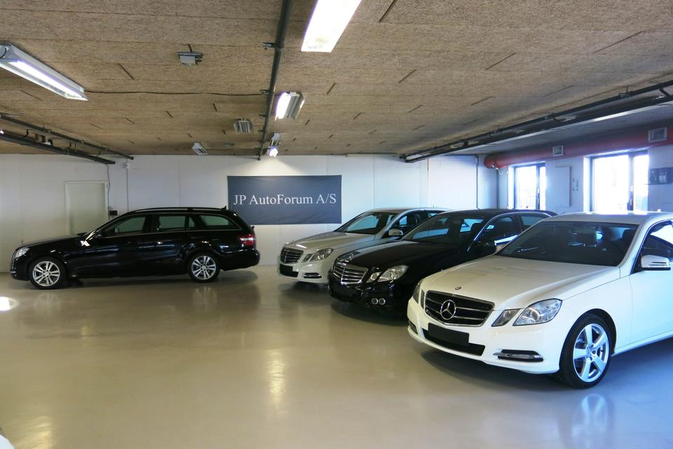 skue. Farvevalget på de Mercedes-biler, der har kørt som taxi, er begrænset til sort eller hvid. 
