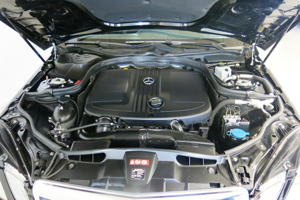 robust. Motoren har rundet 250.000 kilometer. Selve motorrumet er perfekt rengjort. Foto: Allan Graubæk 