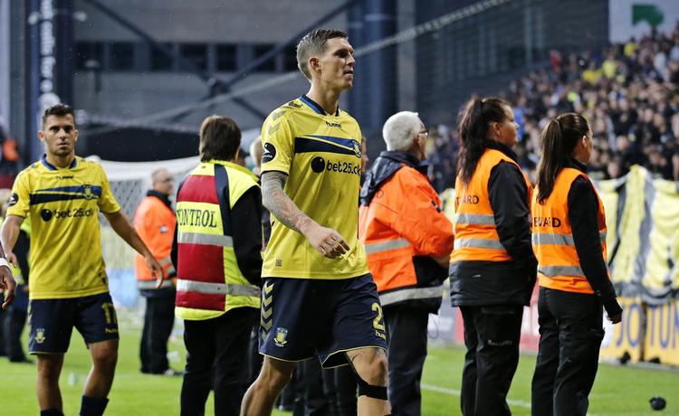 AGGER. Klapsalver til Daniel Agger blev dyr for en gruppe fans til kampen mellem FCK og Brøndby i Parken i går. 