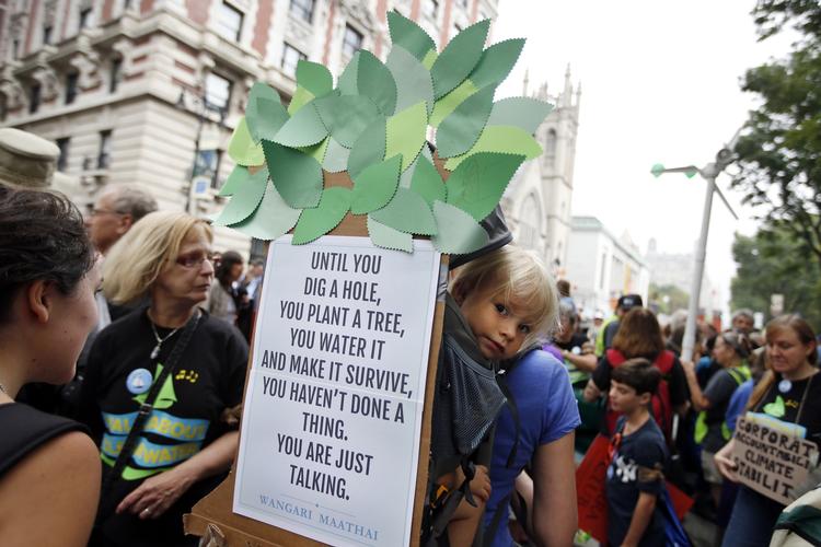 Klimamarch. Flere hundredtusind mennesker demonstrerede søndag i New York for et større fokus på klimaforandringer. Tirsdag afholder FN klimatopmøde, hvor blandt andet temperaturstigninger er på dagsordenen. 
