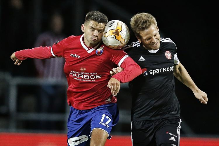 Duel. Vestsjællands Marc Dal Hende og AaBs Kenneth Emil Petersen. 