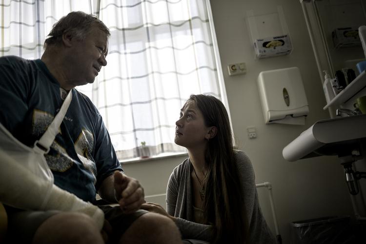 Skadet. Den 60-årige patient Omer Suta blev i august overfaldet på den lukkede psykiatriske afdeling ved Bispebjerg i København. Hans datter Anastasiah Lauritzen frygter, at han aldrig kommer over det. 