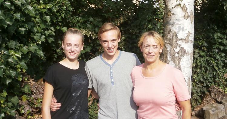 Familietid. Connie Tavnsbæk og hendes to børn Emilie (13) og Andreas (17) har været på højskole fire gange. Børnene får lov til at vælge ferieform og vil afsted år efter år. 