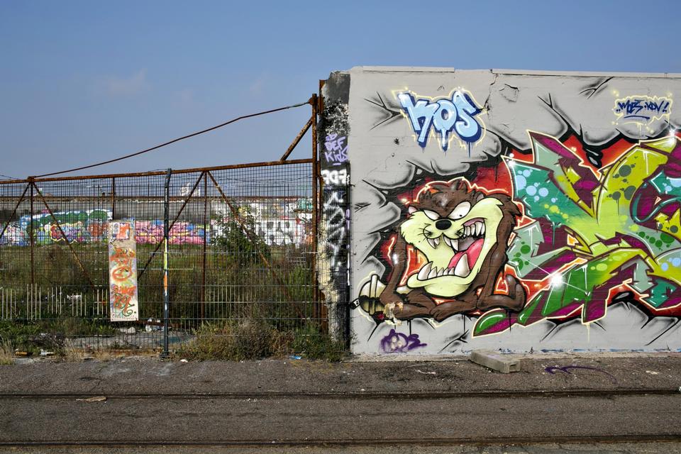 På Enghave Brygge ligger Danmarks længste graffitimur. 