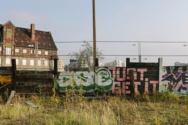 Den gamle skrotbygning Uniscrap fra 1917 er fredet og bliver bevaret i den nye kanalby. 