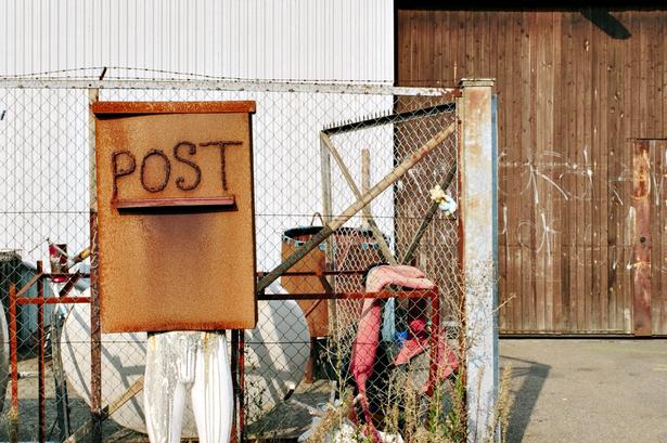 Det store forladte bryggeområde er ikke helt forladt - mennesker med kunsteriske ideer er rykket ind hist og pist. Her ved projekt Flydende By. 