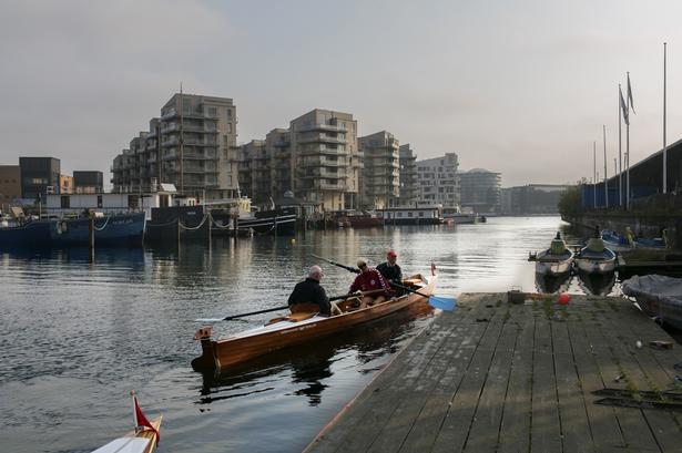 Købehavns Roklub ved siden af den kommende kanalby. Roerne frygter en voldsomt øget vandtrafik, når kanalbyen Enghave Brygge kommer. 