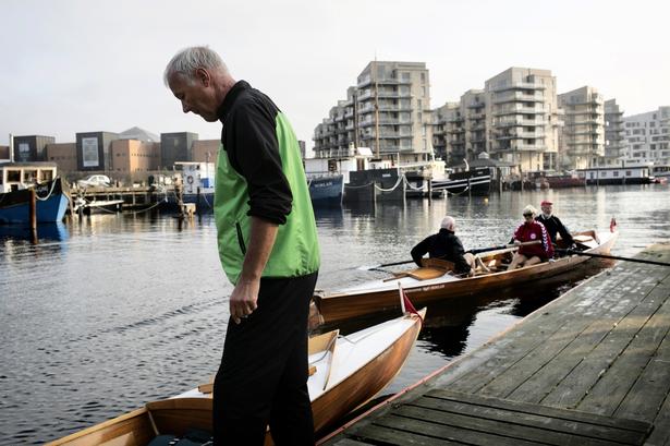 Veteranroere i Københavns Roklub stævner ud. De og beboerne på husbådene på den anden side frygter en voldsomt forværret vandtrafik, når den nye bydel med tæt og høj bebyggelse kommer. 