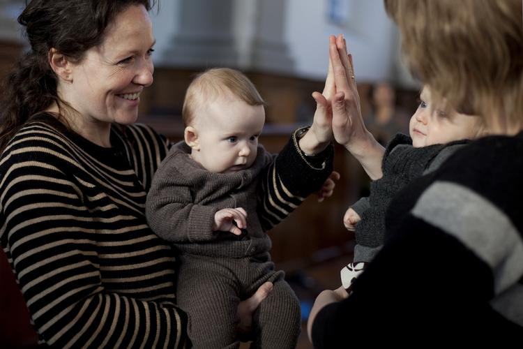 salmesang. Særlige salmesangsgudstjenester for babyer og deres forældre er blevet meget almindeligt. Her er det babysalmesang i Vor Frelser Kirke på Christianshavn 