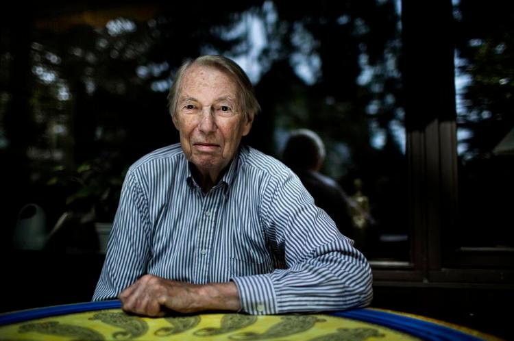 Livsvenner. Mange af de forfattere, Otto B. Lindhardt har kendt, er blevet hans venner. En af dem var Thorkild Hansen, som gik i gymnasiet, da han mødte boghandlerlærlingen Otto Lindhardt: »Han stod mig meget nær«. 