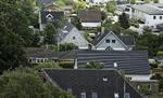dyrere. Boligpriserne ser ud til at stige mere end inflationen, og hvis renteniveauet fortsætter på samme lave niveau, så bliver stigningen markant i de kommende år. 