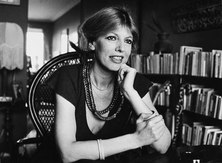 Biografi. Her ses Suzanne Preis Brøgger Zeruneith i 1984, hvor hun er 40 år. Alderen, hvor den aktuelle biografi om hende slutter, fordi hun mener, at »det hele« skete i perioden før. Hun debuterede i 1973 med romanen 'Fri os fra kærligheden' og har siden 1997 været medlem af Det Danske Akademi. 