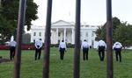 Tjek. Medlemmer af sikkerhedskorpset Secret Service undersøger plænen på nordsiden af Det Hvide Hus, efter at en mand fredag hoppede over hegnet og trængte ind i præsidentboligen. 