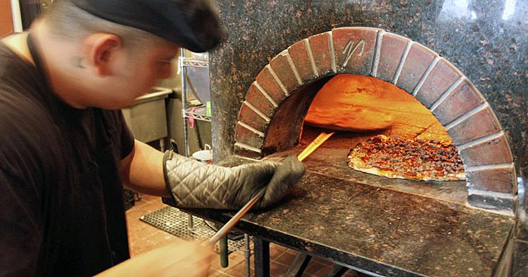 Nam. Chicago er en af de byer i USA, der er mest berømt for sine pizzaer. 