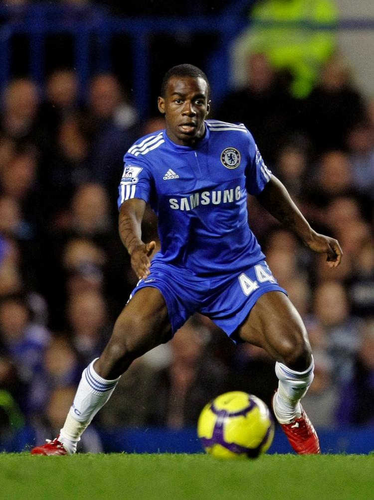 udlånsspiller. Chelseas Gael Kakuta er et eksempel på en spiller, der er fanget i en udlåns-spiral. Spilleren har været på udlån til seks forskellige klubber i fem lande, men er fortsat ejet af Chelsea. Her ses franskmanden i sin debut for Chelsea i 2009 mod  Wolverhampton Wanderers. 