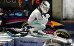 VM-kurs. Lewis Hamilton jubler efter sejren i Singapore, der også bringer briten i front i det samlede VM-regnskab. 
