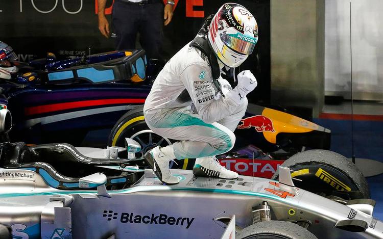 VM-kurs. Lewis Hamilton jubler efter sejren i Singapore, der også bringer briten i front i det samlede VM-regnskab. 
