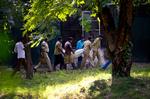 Ulykke. Liget af den dræbte bæres væk. Den indiske zoo har seks af de sjældne hvide tigre. 