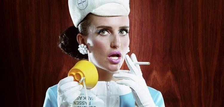 Jetset. Bag navnet Pam Ann (en let omskrivning af navnet på et engang kæmpestort men nu krakket flyselskab) gemmer den australske komiker Caroline Reid sig. 