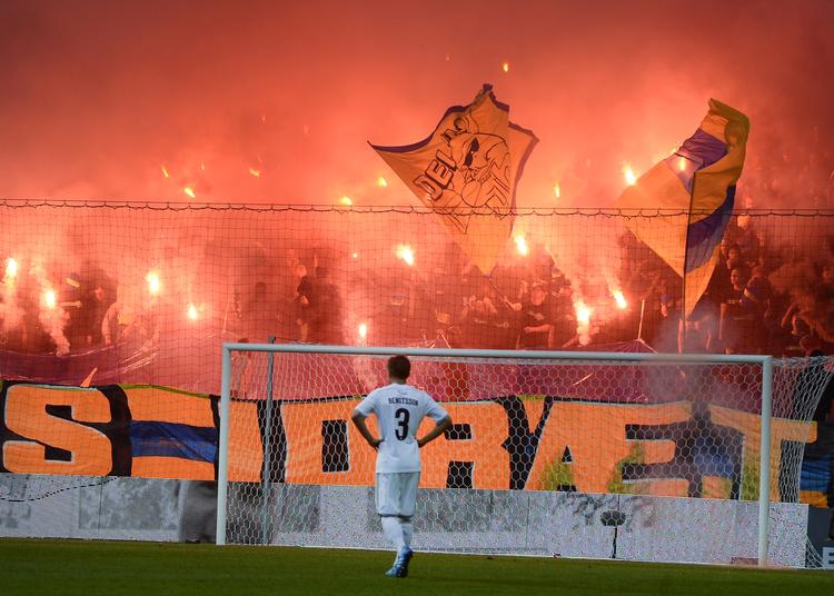Ballade. Brøndby-fans affyrede kanonslag på Halmtorvet inden derbyopgøret mod FCK i søndags. Også et S-tog blev raseret, blandt andet med affyring af romerlys inde i toget. Og på stadion under kampen var der ligeledes gang i Brøndby-tilhængerne. Brøndby Support kritiserer nu deres egne medfans for »uanstændig« opførsel. 