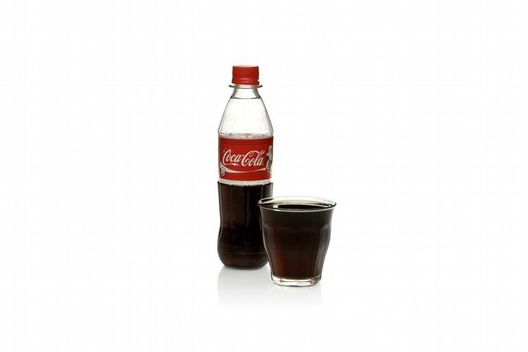 Synder. 24 sukkerknalder er der i en halv liter cola. Det svarer til 53 gram sukker og er omtrent det, som Fødevarestyrelsen anbefaler, at en voksen kvinde maks må indtage om dagen. En mand må dog få op til 70 gram. 