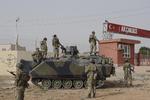 KAMPOMRÅDE. Tyrkiet grænser op til Islamisk Stats slagmarker i Irak og Syrien. Det giver problemer med tilrejsende islamister og med rekruttering af unge tyrkere til slagmarkerne. Her ses soldater ved Akcakale-grænseovergangen ind til Syrien. 