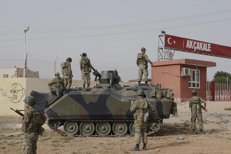 KAMPOMRÅDE. Tyrkiet grænser op til Islamisk Stats slagmarker i Irak og Syrien. Det giver problemer med tilrejsende islamister og med rekruttering af unge tyrkere til slagmarkerne. Her ses soldater ved Akcakale-grænseovergangen ind til Syrien. 