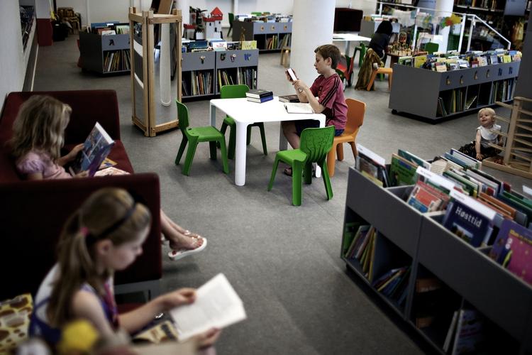 Læsevaner. Nye undersøgelser viser at flere børn læser ugentligt. Drengene foretrækker action, mens flere piger godt kan lide bøger om kærlighed, venskab og realistiske problemstillinger. 