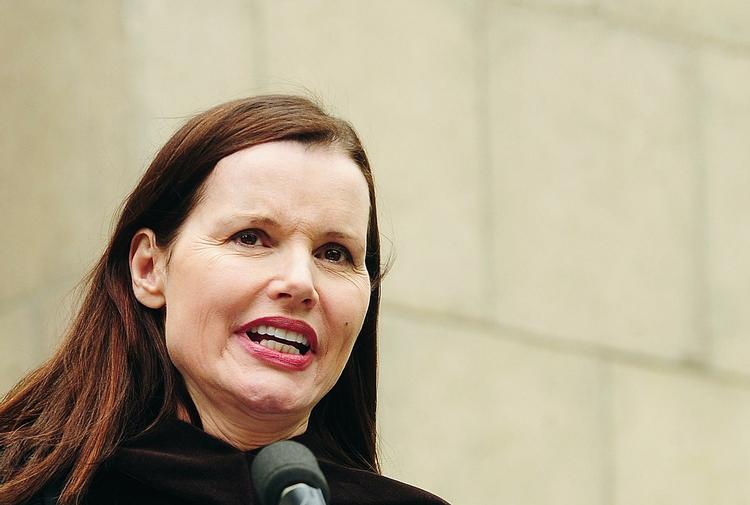 Kvinderoller. En global rapport bakket op af FN viser blev forleden fremlagt af skuespiller og aktivist Geena Davis. Den viste at mindre end en tredjedel af alle talende roller på film går til kvinder, der også er stort set fraværende fra magtpositioner på film. 