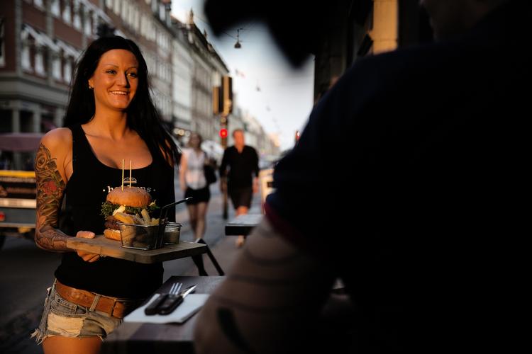 Burgerbar. Hot Buns åbner en ny kombineret burgerbar og sexshop i Gothersgade i København. 