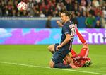 Skadespause. Zlatan Ibrahimovic døjer med smerter i hælen og kunne kun spille ved hjælp af sprøjter, da hans klub, Paris Saint-Germain, mødte Lyon. 