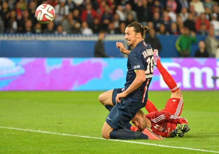 Skadespause. Zlatan Ibrahimovic døjer med smerter i hælen og kunne kun spille ved hjælp af sprøjter, da hans klub, Paris Saint-Germain, mødte Lyon. 