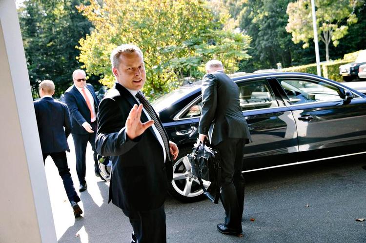 nok. Fotograferne var underlagt restriktioner, da Goldman Sachsdirektør Martin Hintze i sidste uge optrådte på topmødet for kapitalfonde. Presserådgiver Chrstian Lemvigh søger at stoppe f fotograferne. 