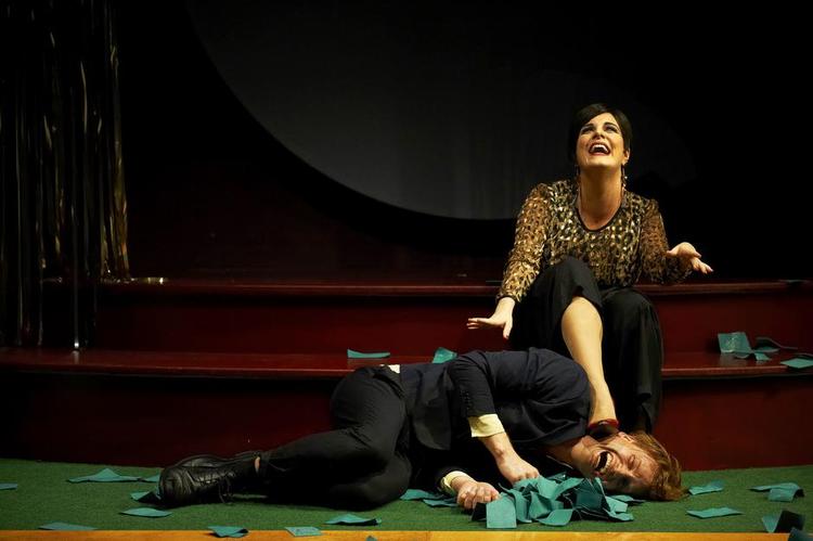 ROULETTE. Andreas Jebros russiske Aleksej kastes rundt mellem rigdom og fattigdom som en kugle i roulettehjulet i 'Spilleren' på Aalborg Teater. Her sammen med Lise Baastrup som lykkeridderen Blanche. 