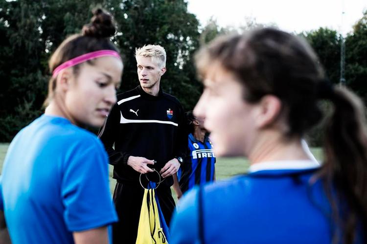 nedtur. Michael 'Pixi' Andersen (midt) kom på en umulig opgave, da han skulle genopbygge FA København i den bedste række ved brug af U18-spillere. 