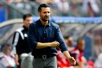 frelser? Joe Zinnbauer kommer på en meget vanskelig opgave som træner for det middelmådige HSV-mandskab, hvor selvforståelsen er enorm. 