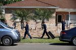 TERRORTRUSSEL. Australske betjente under en husransagning i forbindelse med sidste uges antiterror-aktion. 
