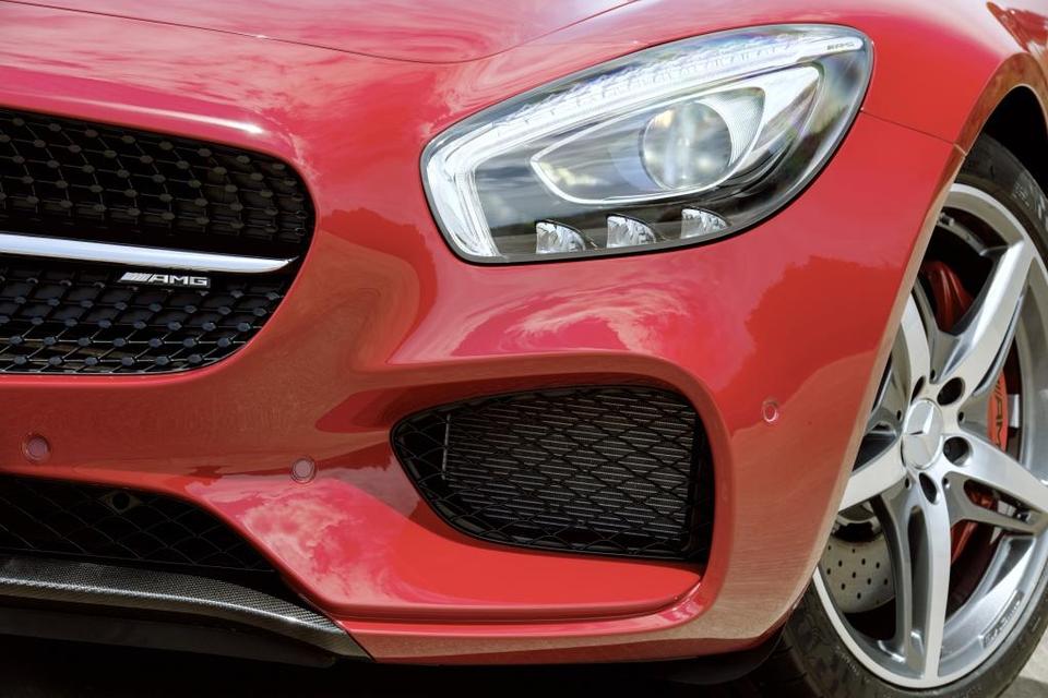 Udsyn. Forvent klart lysende forlygter på Mercedes-AMG GT. Foto: Mercedes 