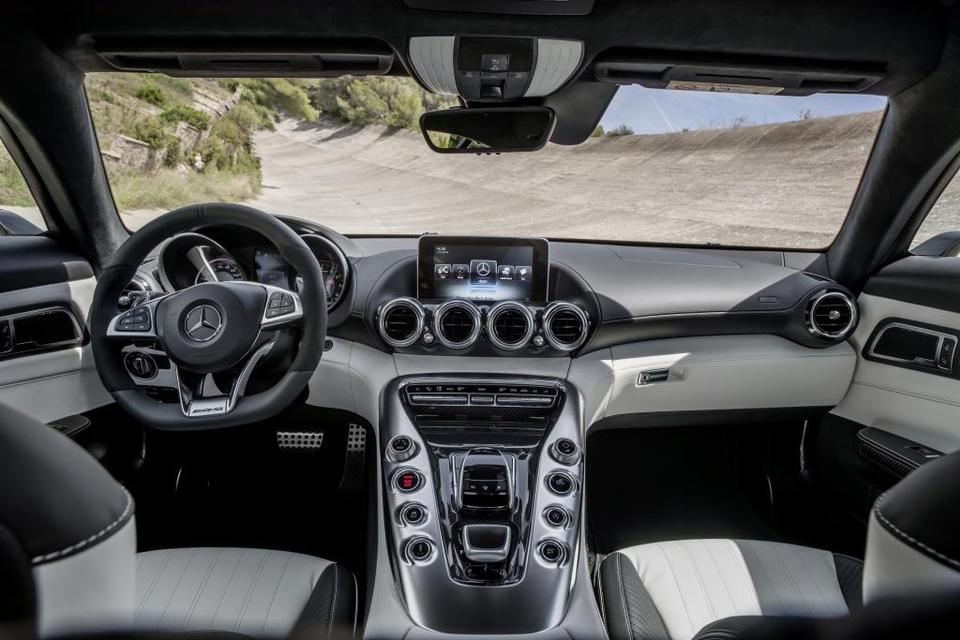 huler. Fører og passager sidder i hver sin niche. Foto: Mercedes 