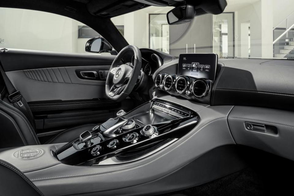 Omklamret. Alle betjeningsgreb er fint placeret rundt om chaufføren. Foto: Mercedes 