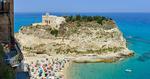 UDSIGT. Et populært udflugtsmål fra havnebyen Tropea i Calibrien er klostret, Santa Maria dell'Isola. 