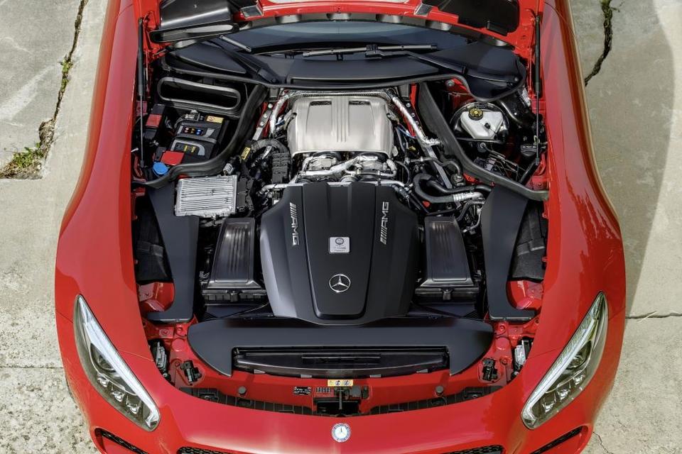 Kraftfuld. Her hviler V8-motoren. Foto Mercedes 