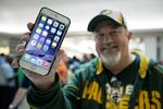 John Mihalkovic fra Virginia viser sin nyligt indkøbte iPhone 6 Plus frem uden for Apple butikken i Virginia Beach. 