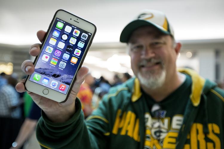 John Mihalkovic fra Virginia viser sin nyligt indkøbte iPhone 6 Plus frem uden for Apple butikken i Virginia Beach. 