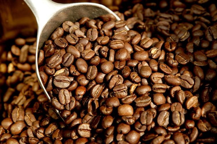 Dyrt. I de seneste år har klimaforandringer skabt ravage for kaffeproducenterne, samtidig med at efterspørgslen efter kaffe er steget. I år ramte en voldsom tørke Brasilien, hvilket pressede kaffeprisen på New Yorks råvarebørs op på det højeste niveau i to år: 4,69 dollars per kg arabicakaffe (27 kroner). 